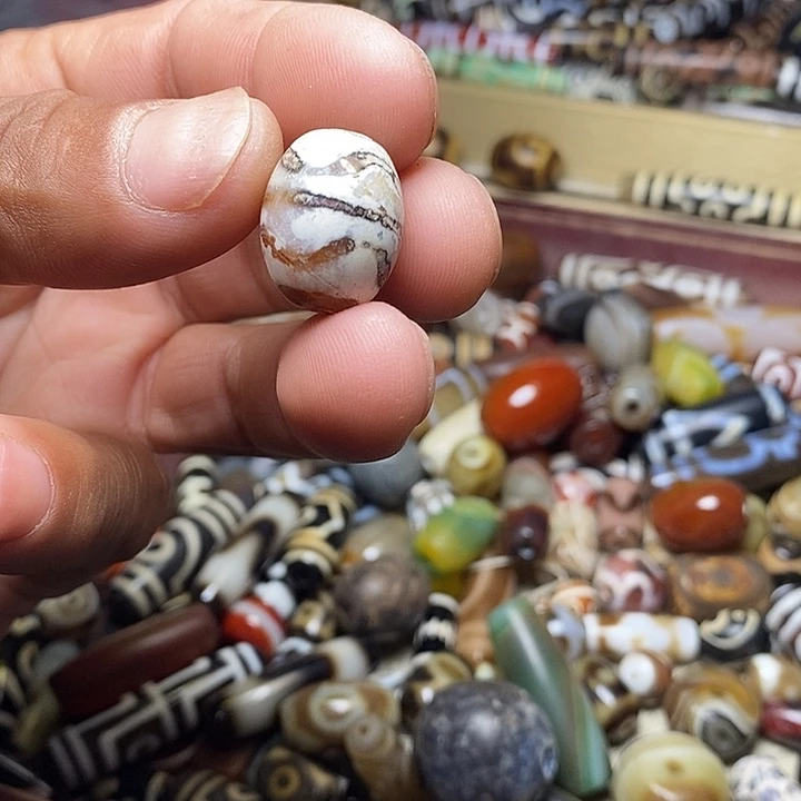 天然辰砂玛瑙珠子