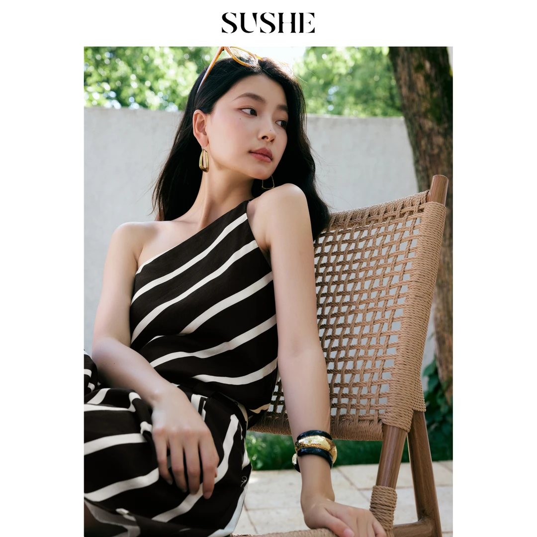 束皙SUSHE 吹黛 松弛感 天丝麻黑白条纹斜肩上衣高腰A字短裤套装