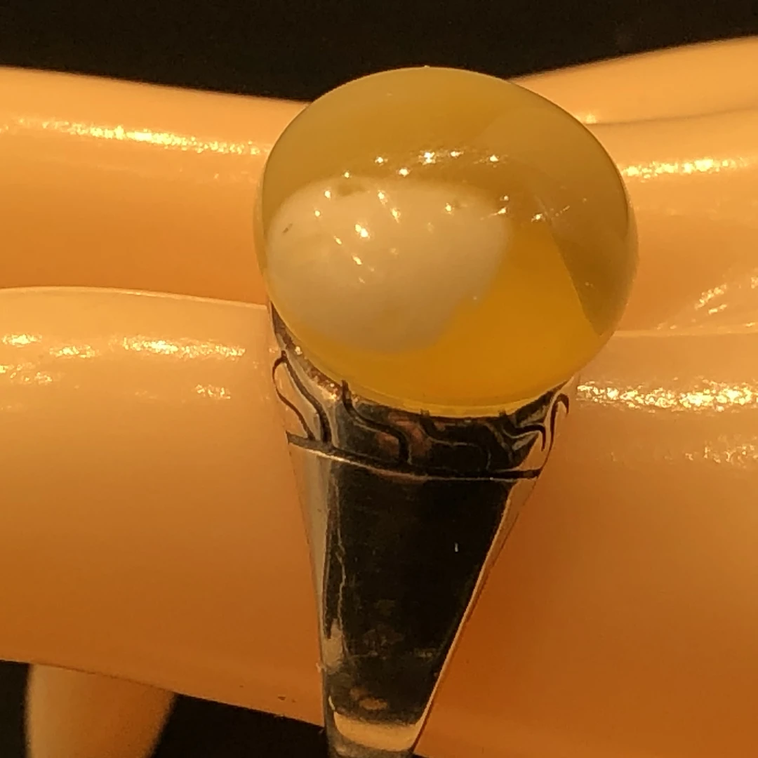 天然琥珀荧光戒指。