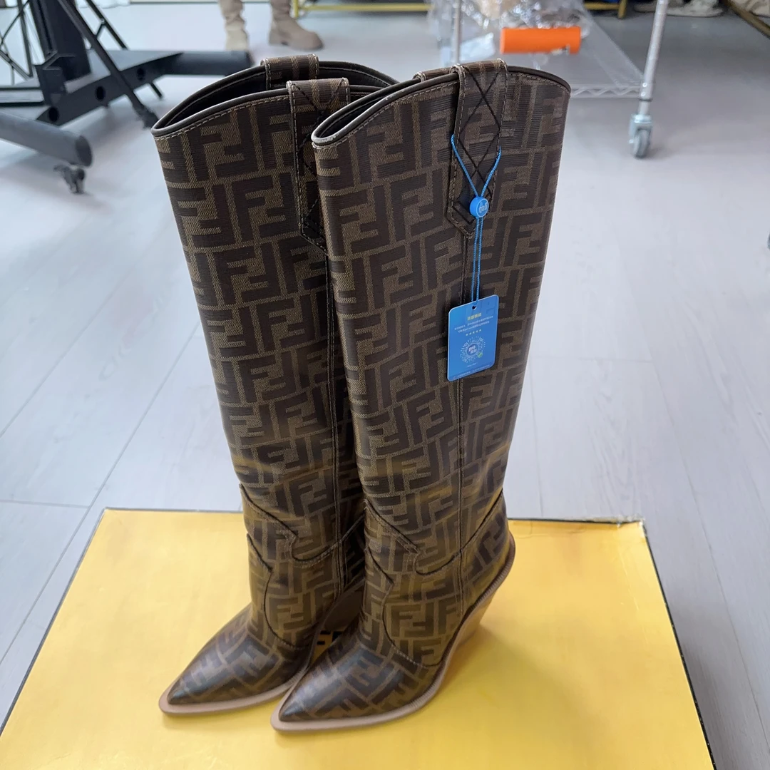 95新 FENDI/芬迪 长筒靴子37码黄色/250706LYH9SC1