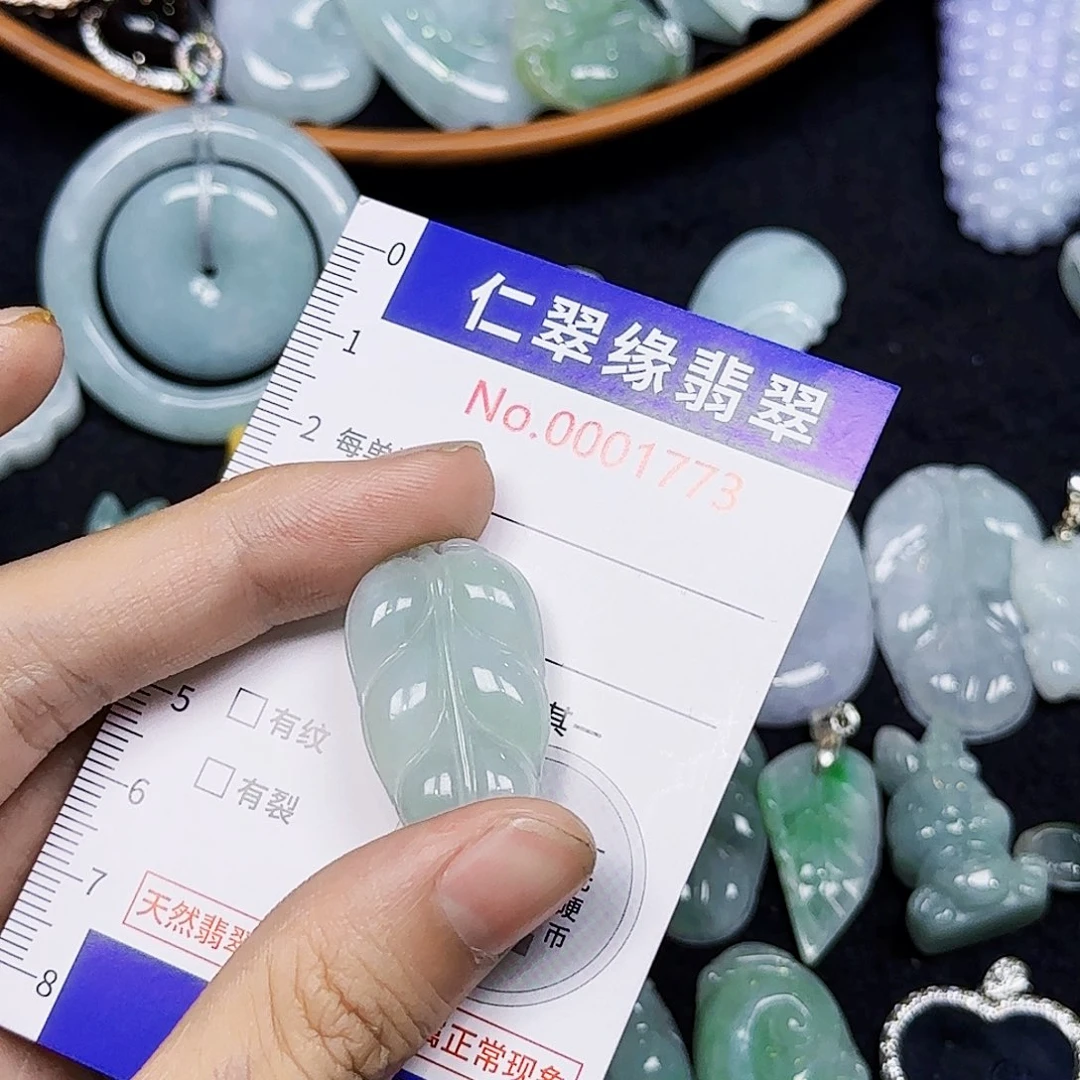 苏***潼翡翠未镶嵌颈饰翡翠