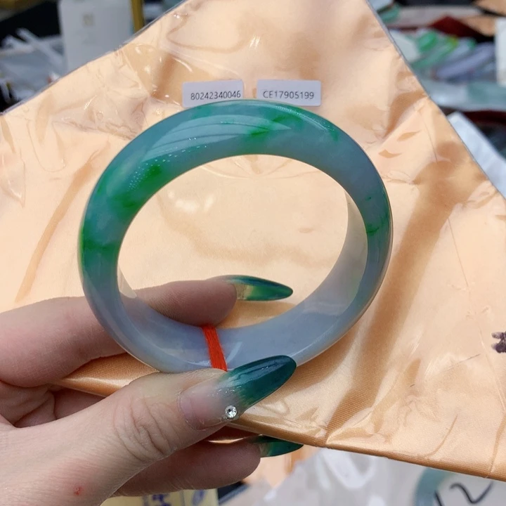 翡翠手镯未镶嵌依***享翡翠手镯