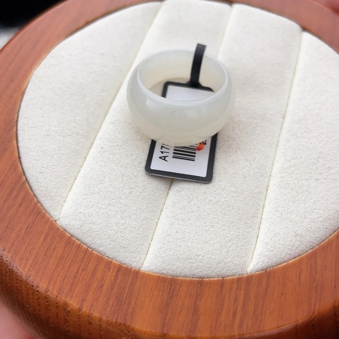 和田玉未镶嵌戒指l85。晴白馒头。16.4。不退换