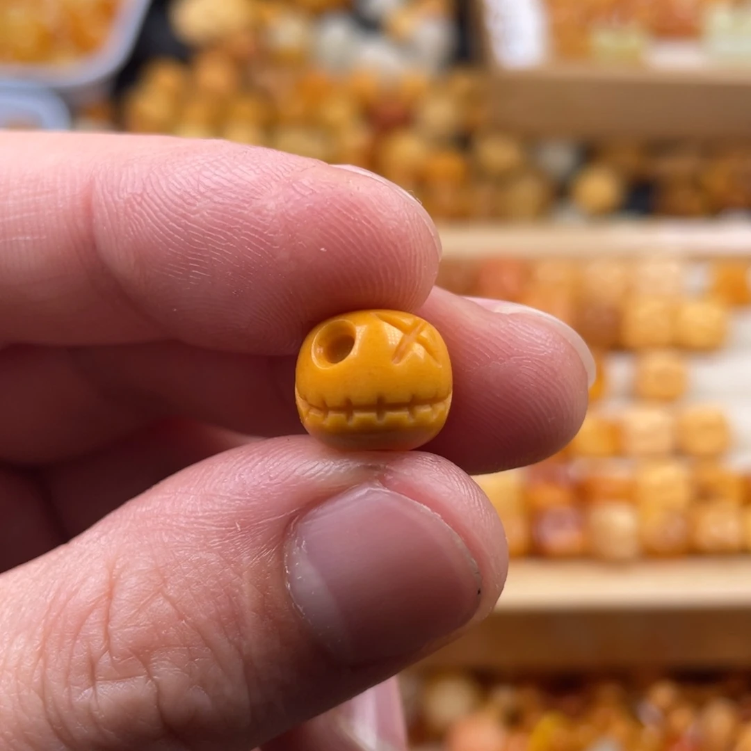 石英质玉（缅黄）颈饰未镶嵌?****酒