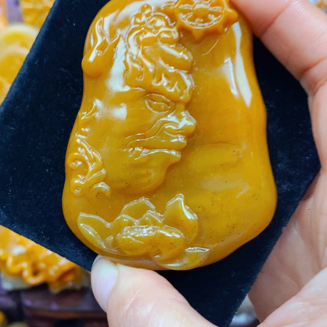 未镶嵌石英质玉（黄龙玉）颈饰