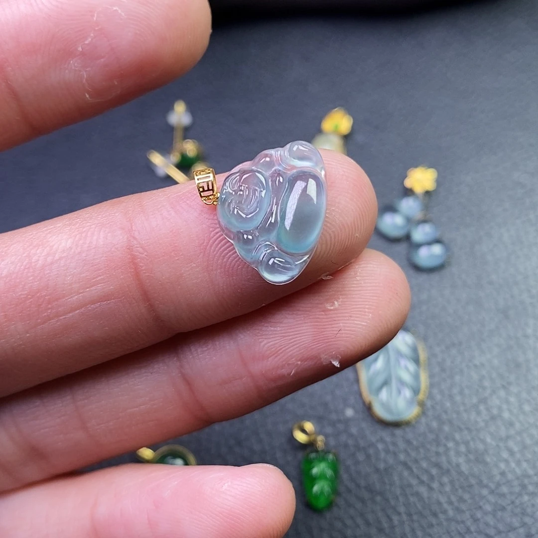 颈饰18K金镶嵌翡翠