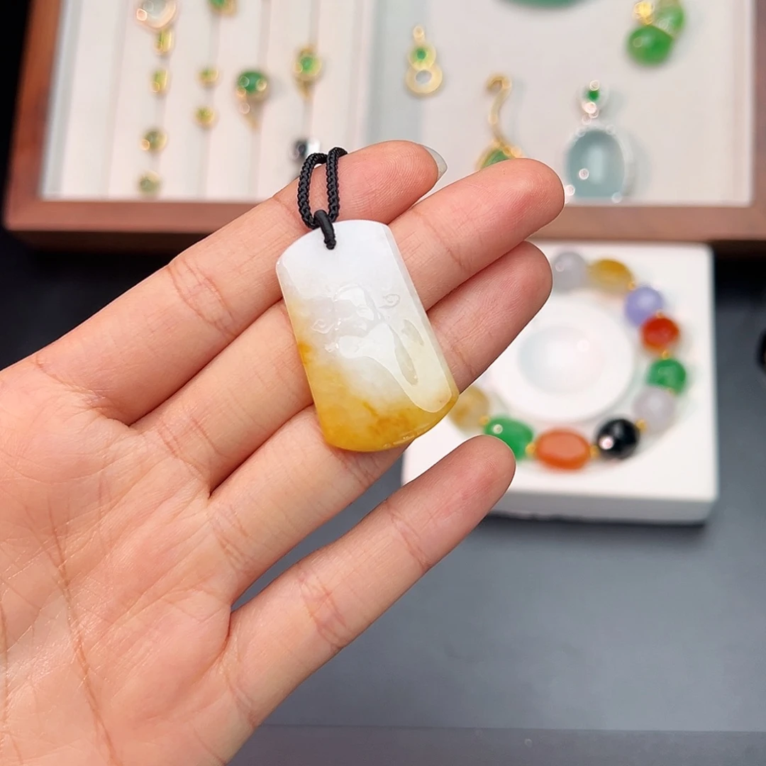 翡翠未镶嵌颈饰财神