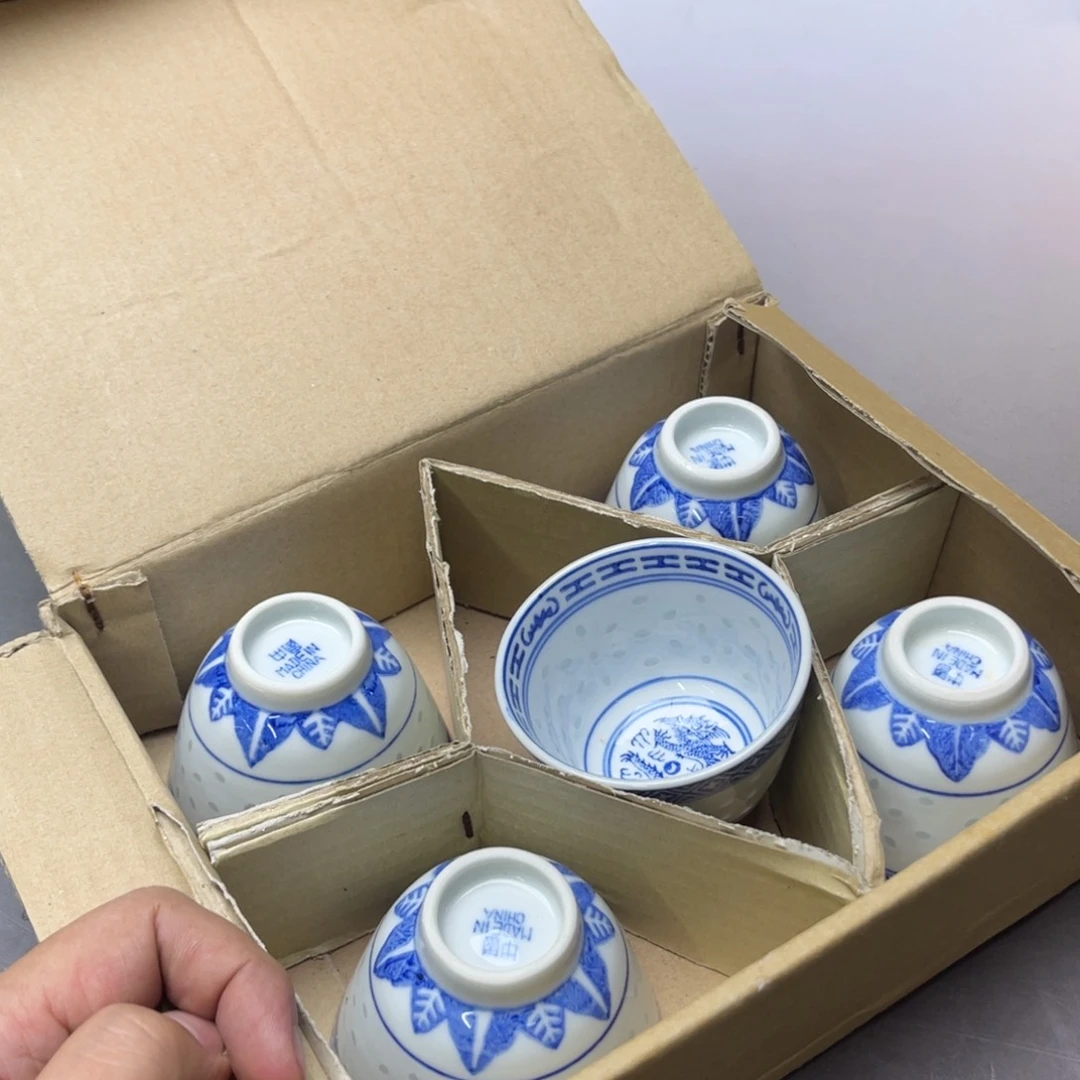 大***卫瓷片密密麻麻地铺满一层