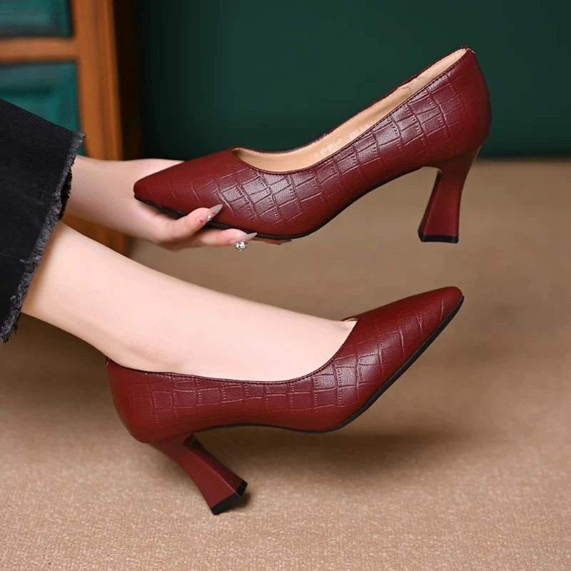 2025新款法式花纹单鞋复古女工作鞋软皮中跟浅口鞋舒适百搭