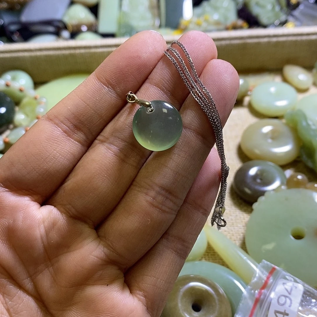 未镶嵌岫玉颈饰一个