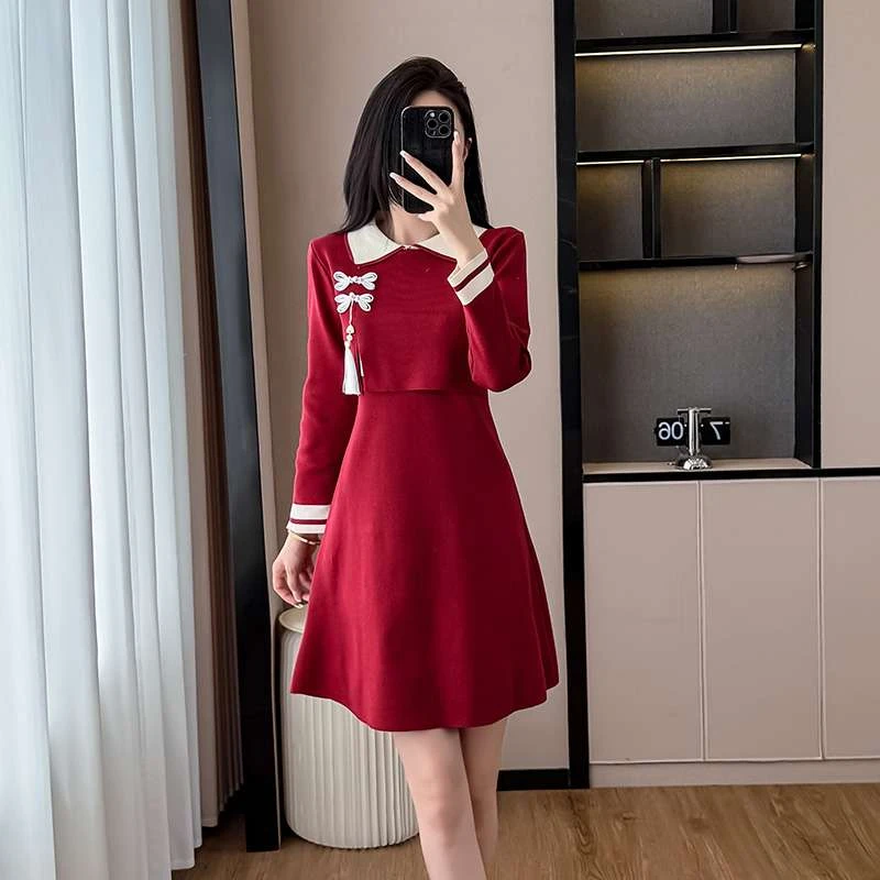 新中式红色针织连衣裙女秋冬2025新款盘扣复国风盘扣假两件连衣裙