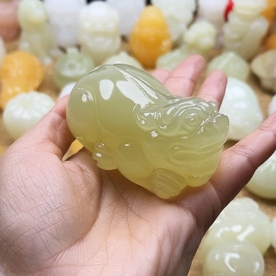 张***胜玉天然玉石手把件