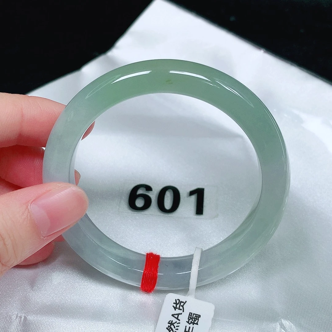 翡翠手镯未镶嵌翡翠手镯未镶嵌