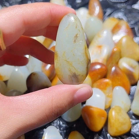 和田玉（糖玉）未镶嵌颈饰24.6克
