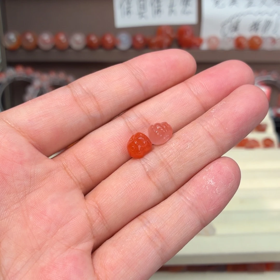 宣***姐南红玛瑙未镶嵌川料一对兔子