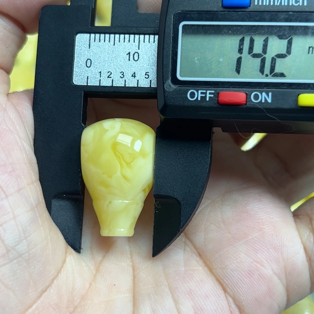 世***界裸石琥珀未镶嵌三通