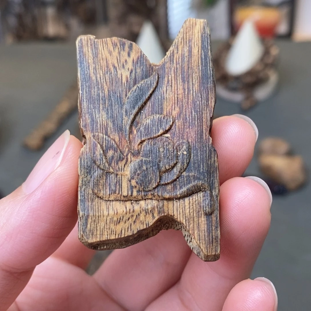 木奇楠淳化老料带孔结香雕刻牌