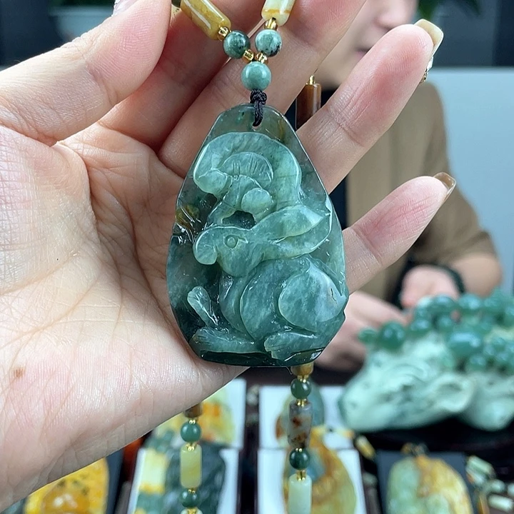 蛇纹石玉颈饰未镶嵌