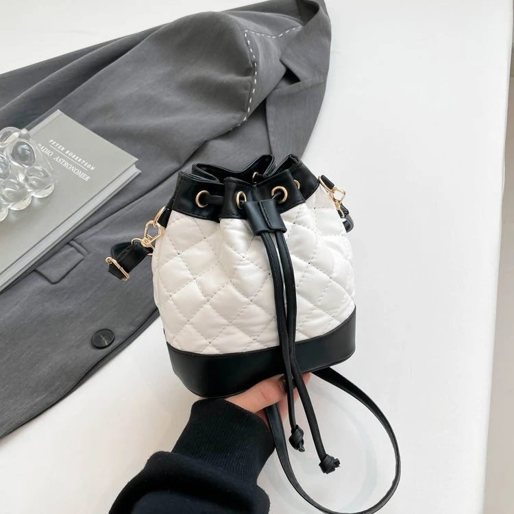 潮流单肩水桶包小众菱格手机袋抽带单根女士斜挎包