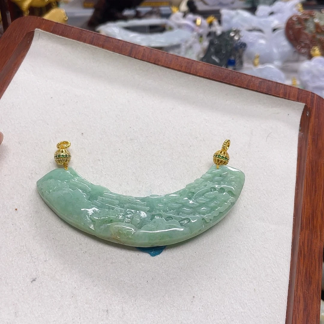 翡翠未镶嵌颈饰山水弯弯