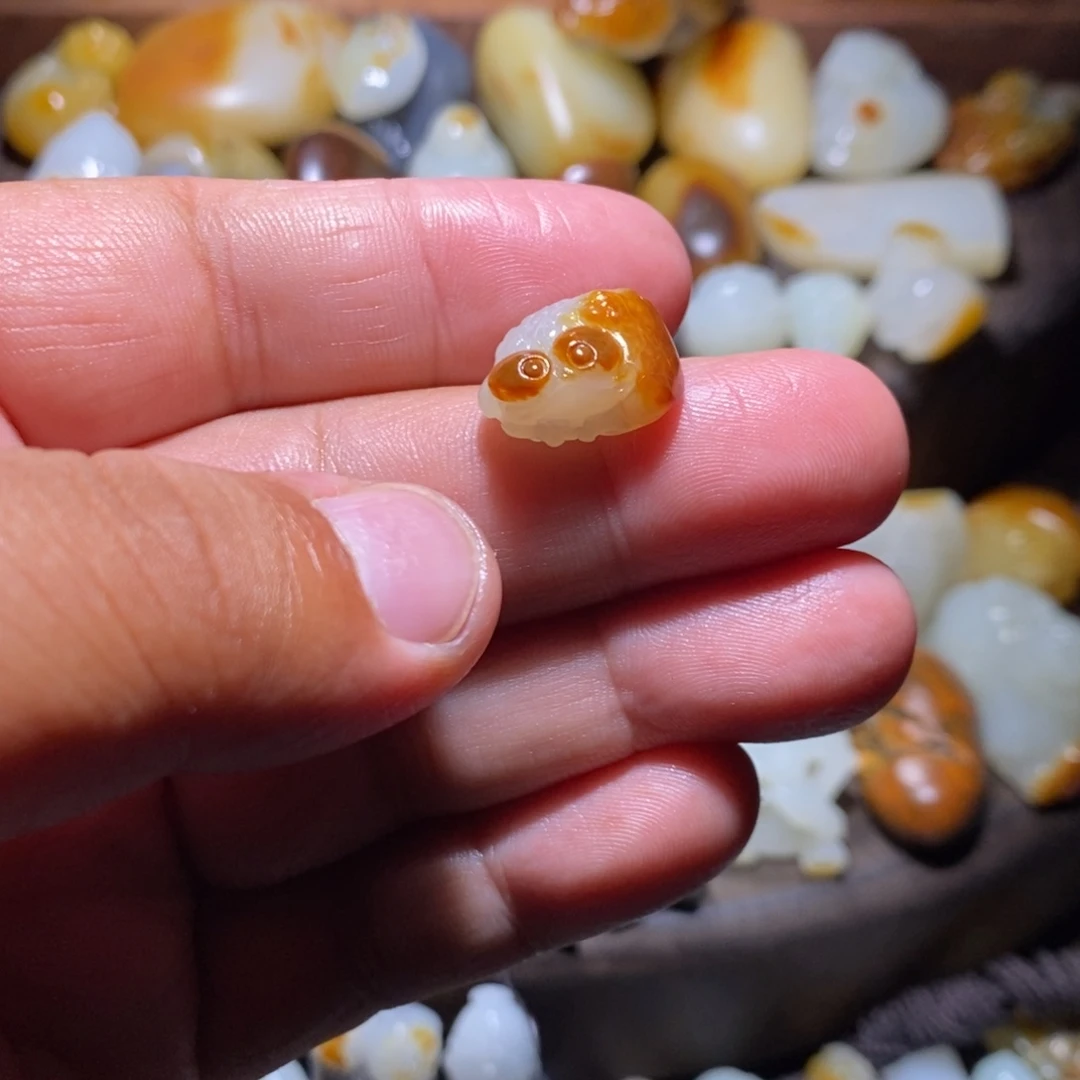 拥***戴和田玉未镶嵌颈饰