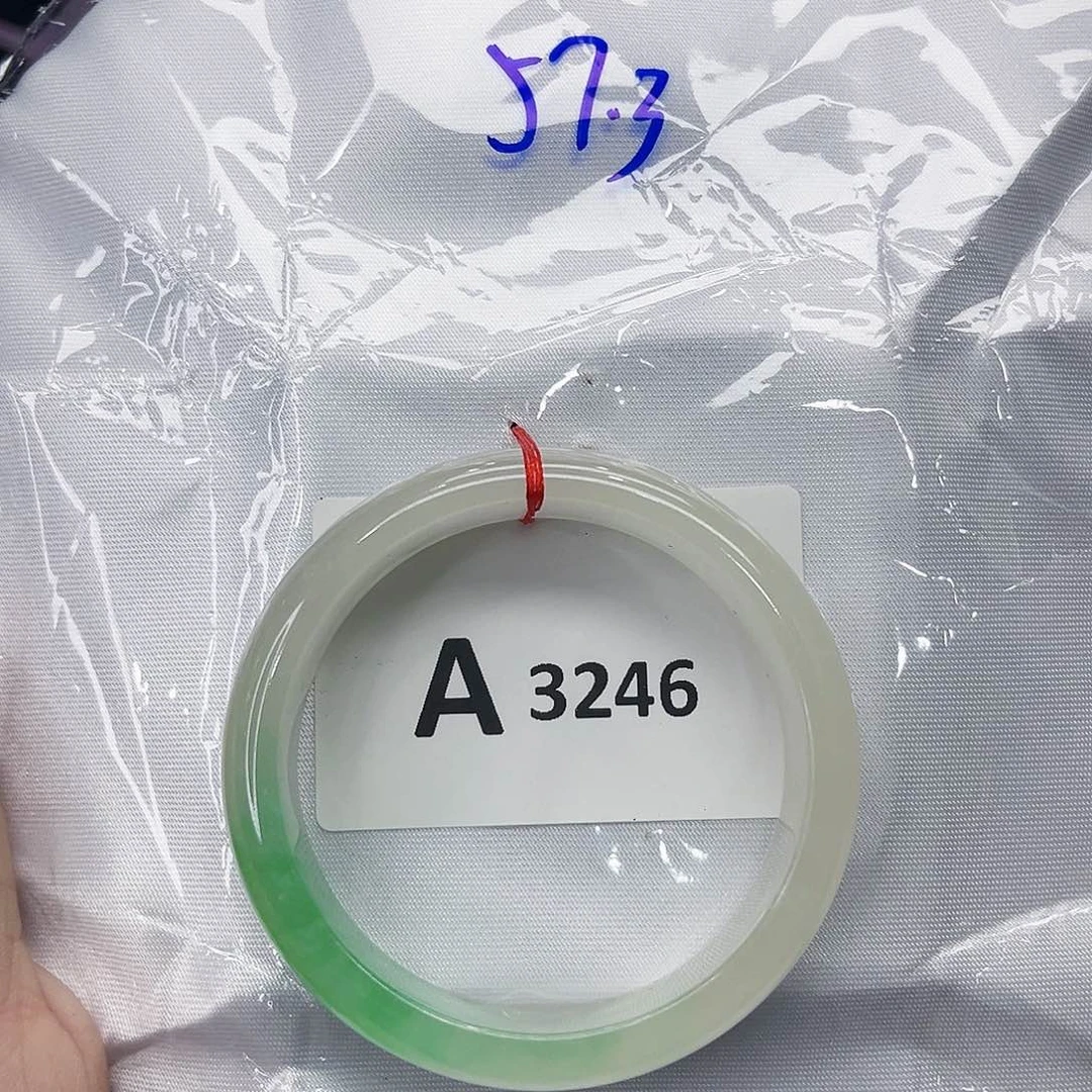 翡翠手镯未镶嵌多样性