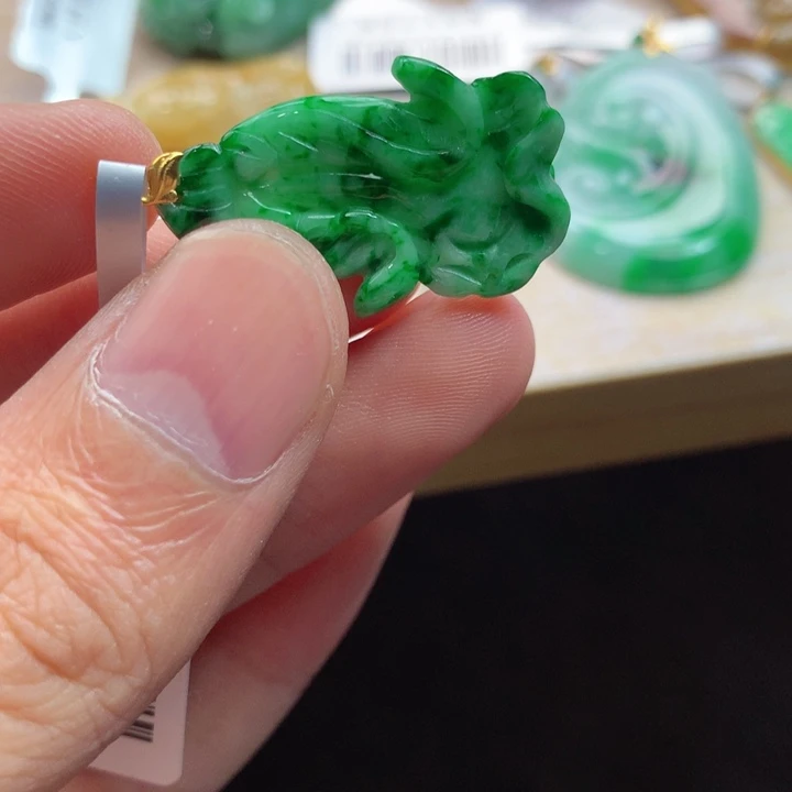 翡翠18K金镶嵌颈饰吊坠