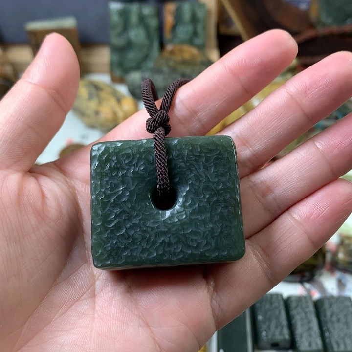 透闪石质玉未镶嵌挂件