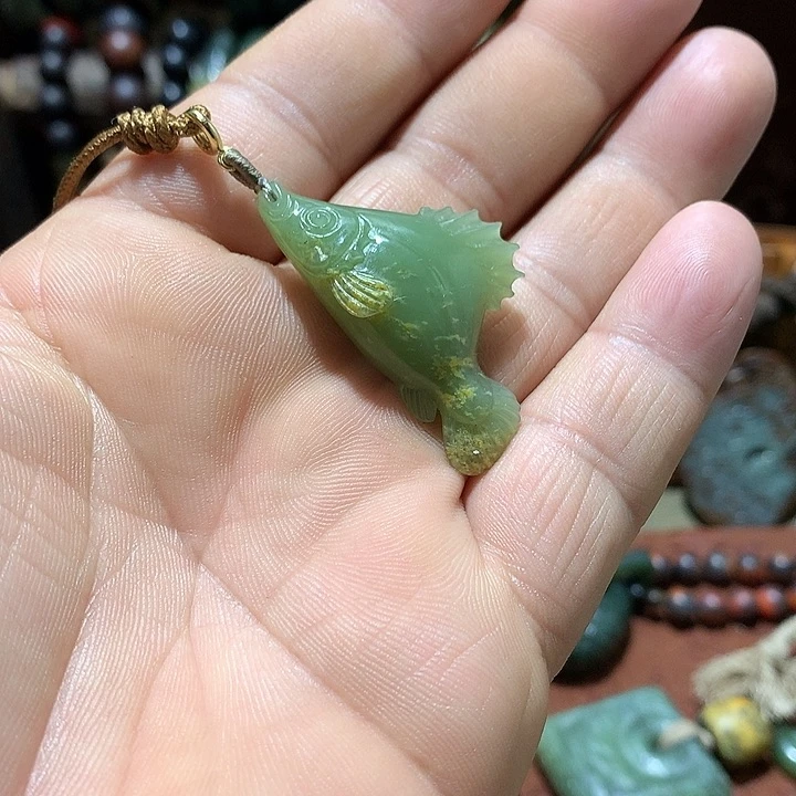 未镶嵌岫岩河磨玉（透闪石质玉）挂件