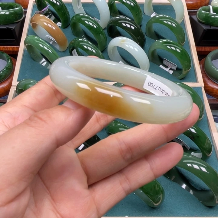 和田玉手镯未镶嵌