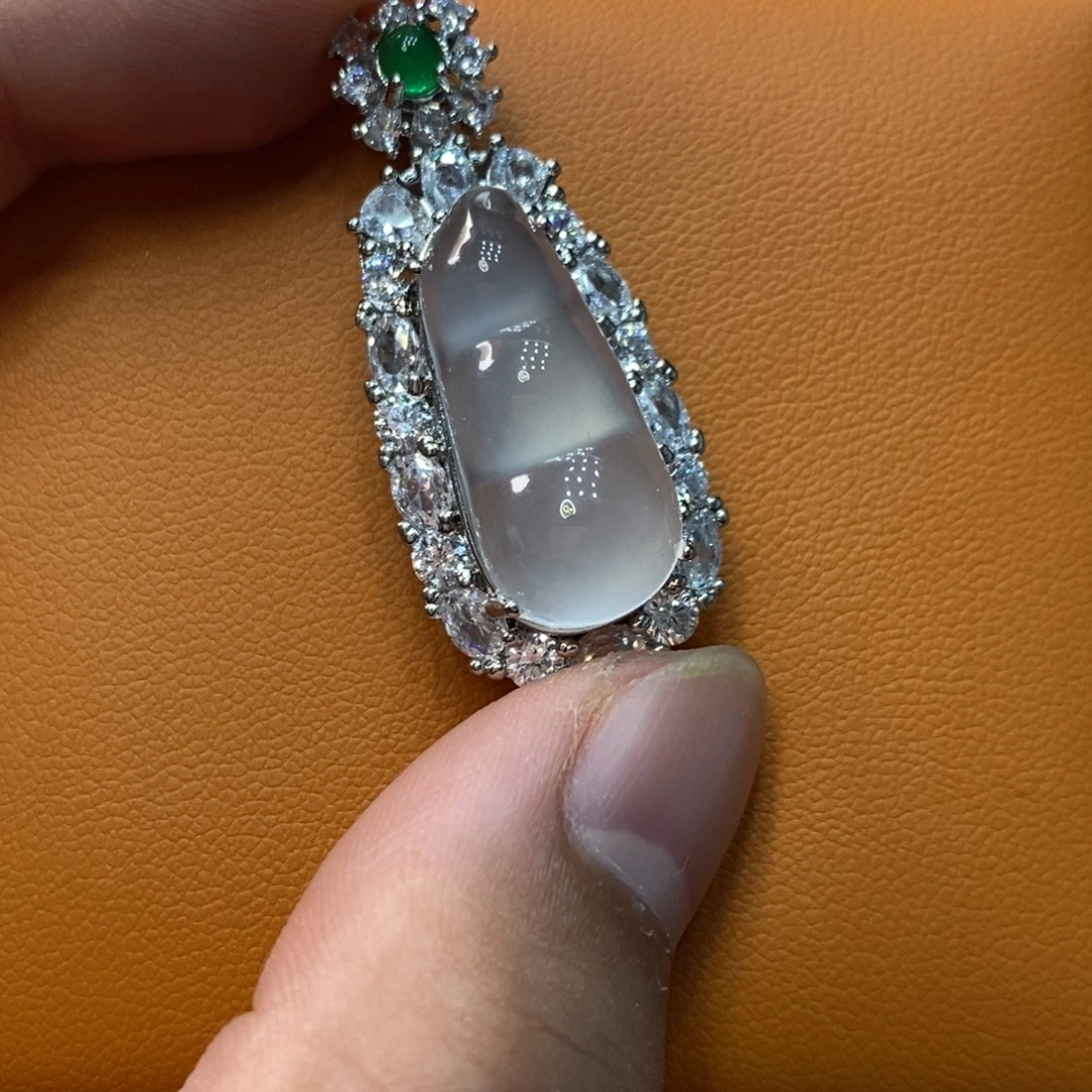 石英质玉合金吊坠
