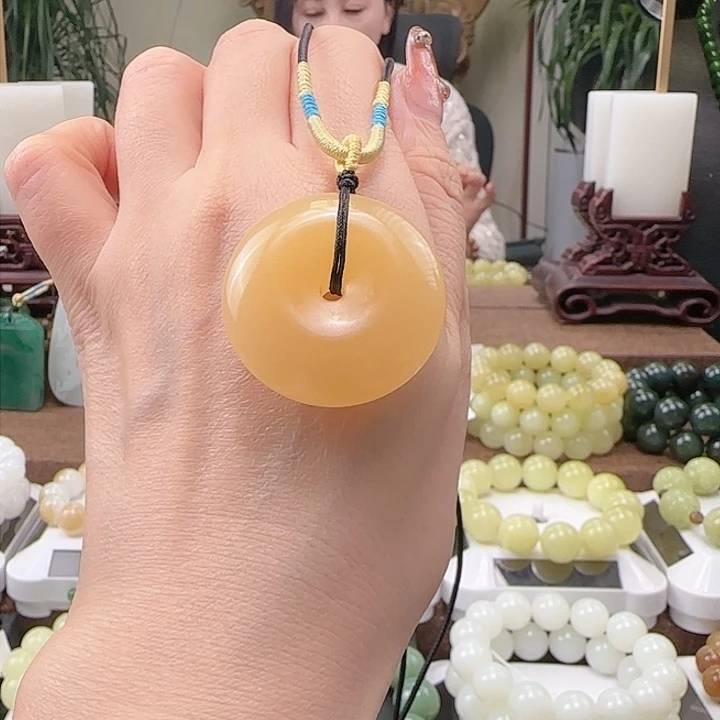 石英质玉（黄龙玉）颈饰合金