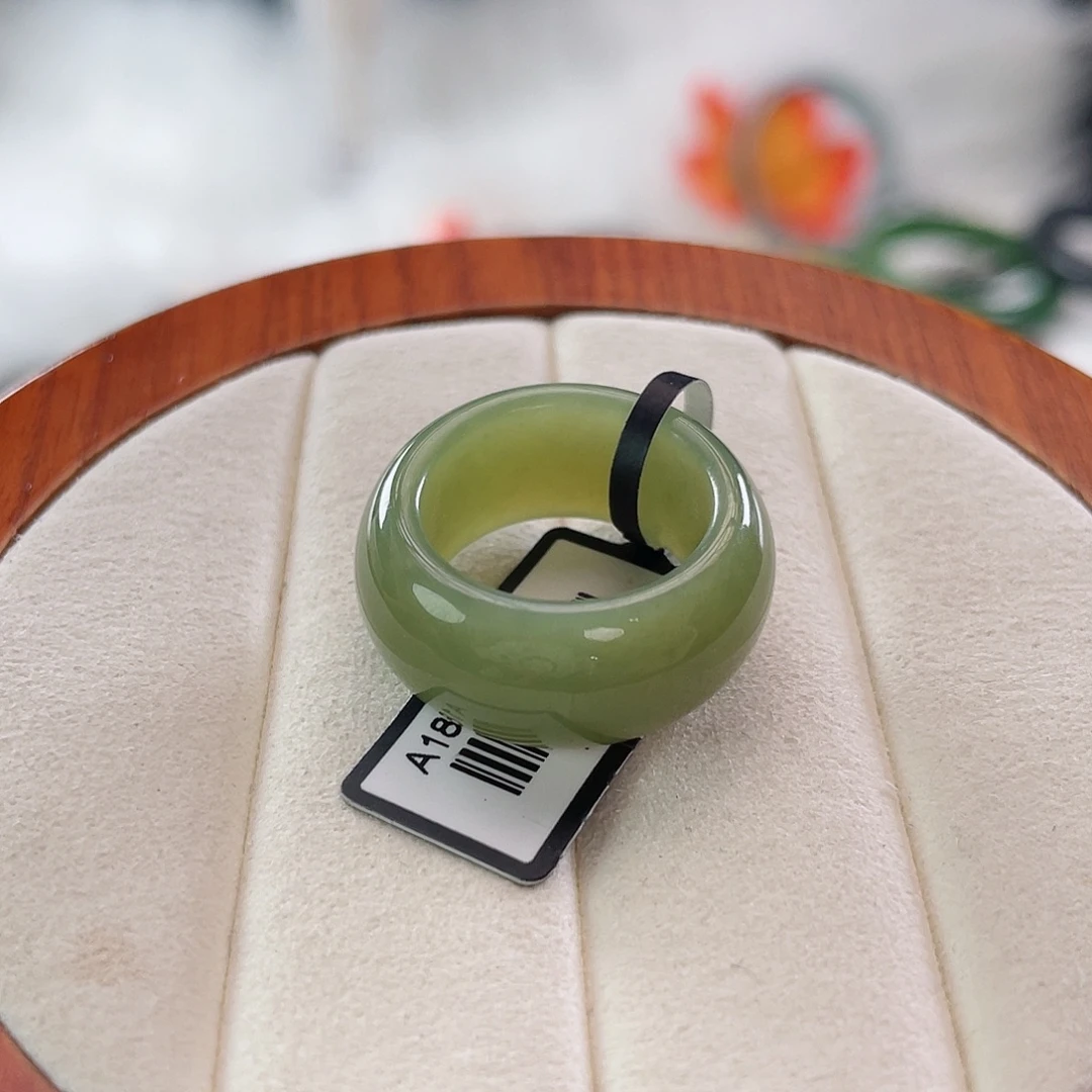 和田玉未镶嵌戒指l134。果绿圆条。16.4。不退换