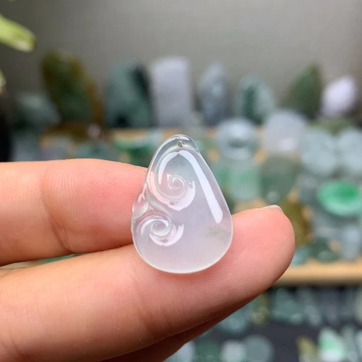 翡翠未镶嵌颈饰如意