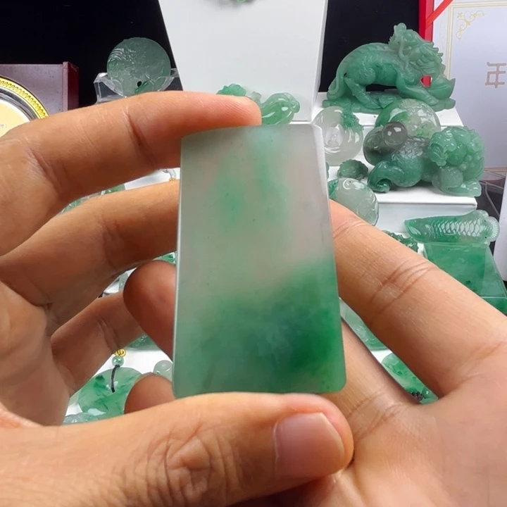 颈饰未镶嵌石英质玉