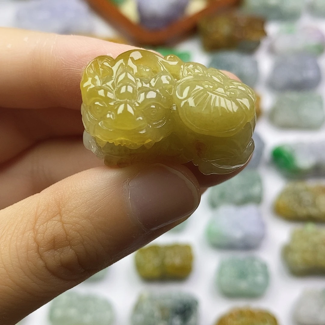 翡翠未镶嵌颈饰貔貅