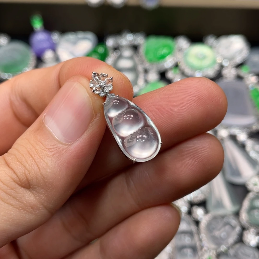 翡翠18K金镶嵌颈饰豆子