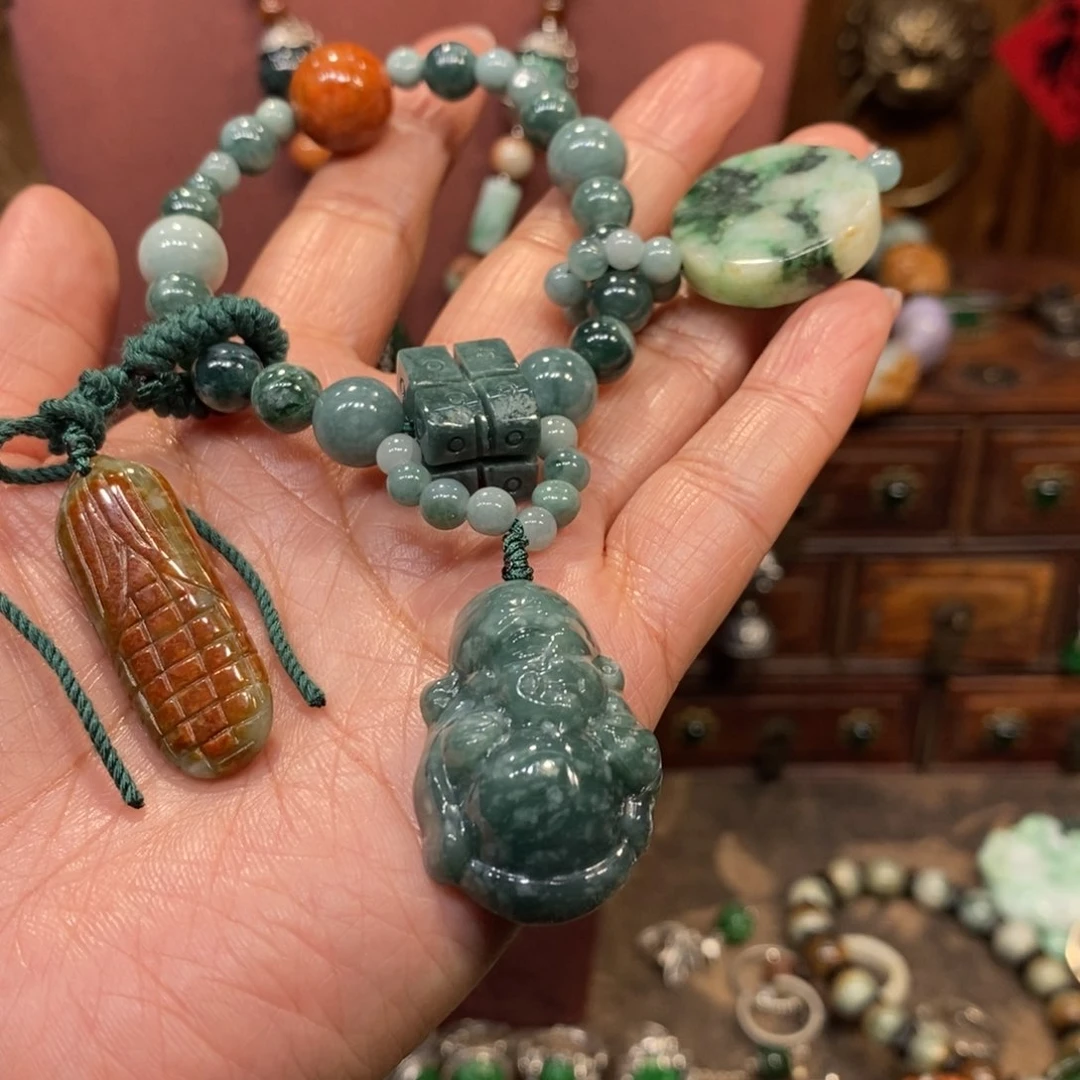 翡翠吊坠(赠链)未镶嵌