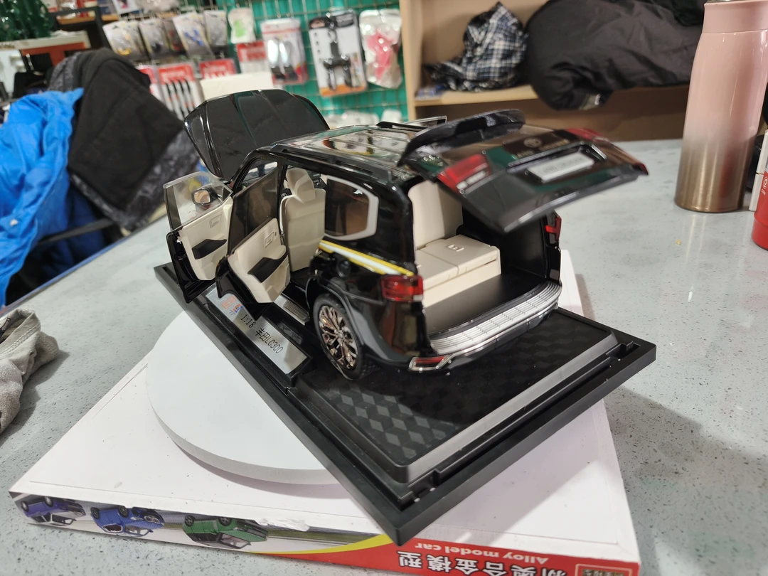 新奥合金车模型1:18丰田LC300