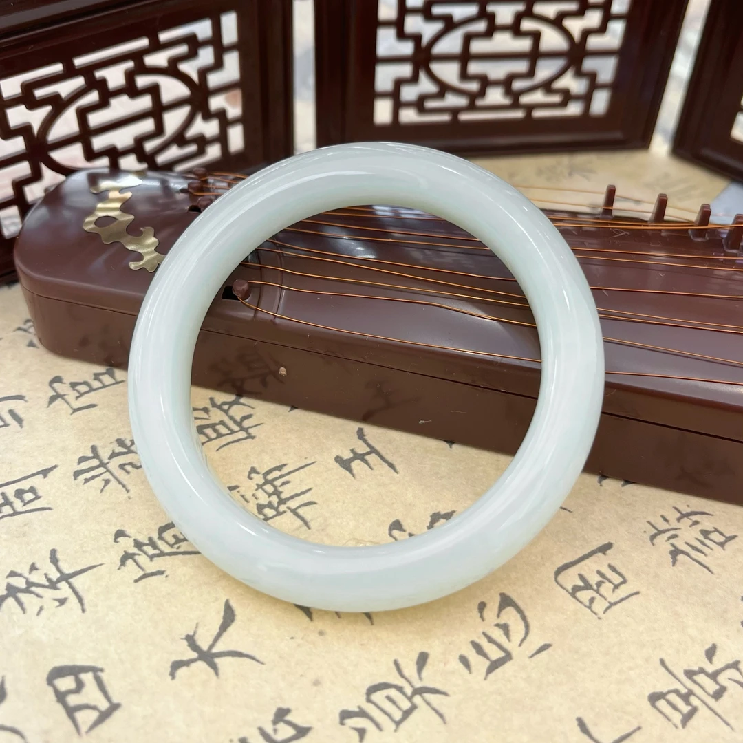 周大生和田玉浅情水手镯送礼物首选