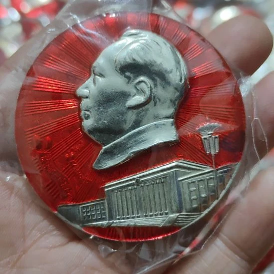 快***张其他普通金属圆形红色人物像章