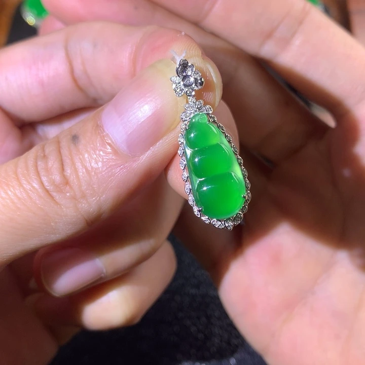 翡翠18K金镶嵌颈饰翡翠