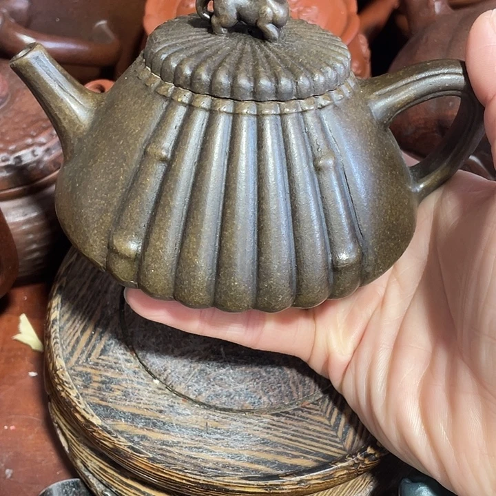 茶壶紫砂原矿泥料手工制作的一把紫砂壶。