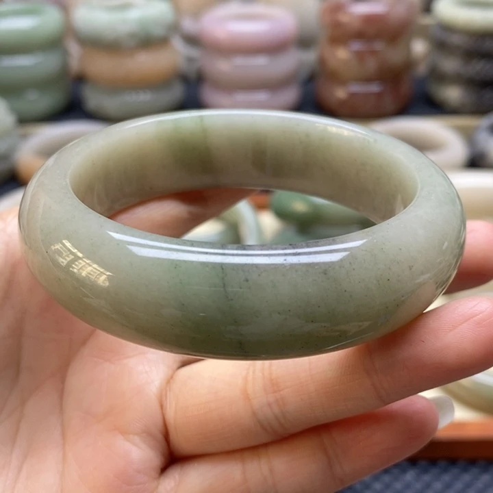 石英岩玉手镯未镶嵌