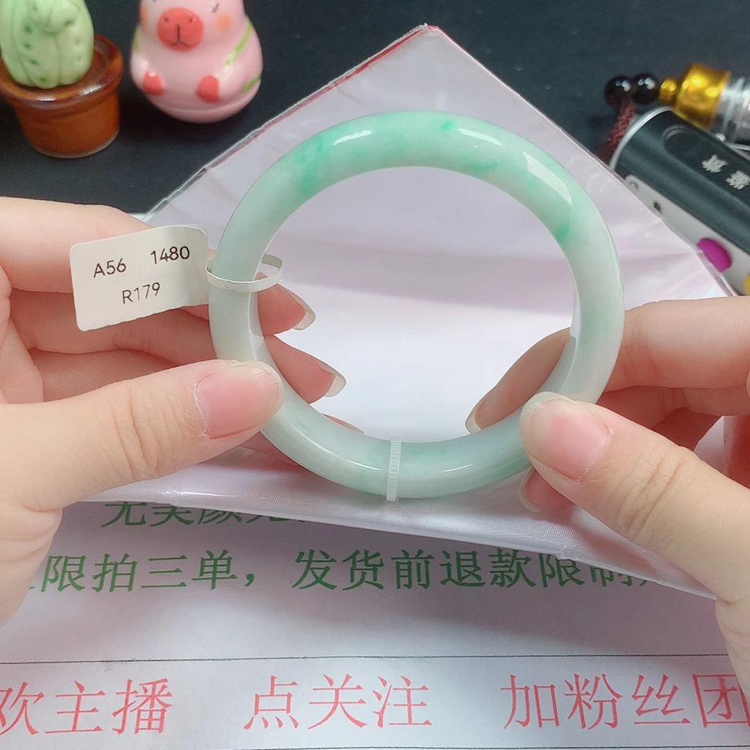 翡翠手镯未镶嵌翡翠手镯