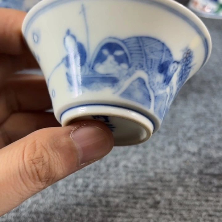 雄***总摆件一对青花的小杯子