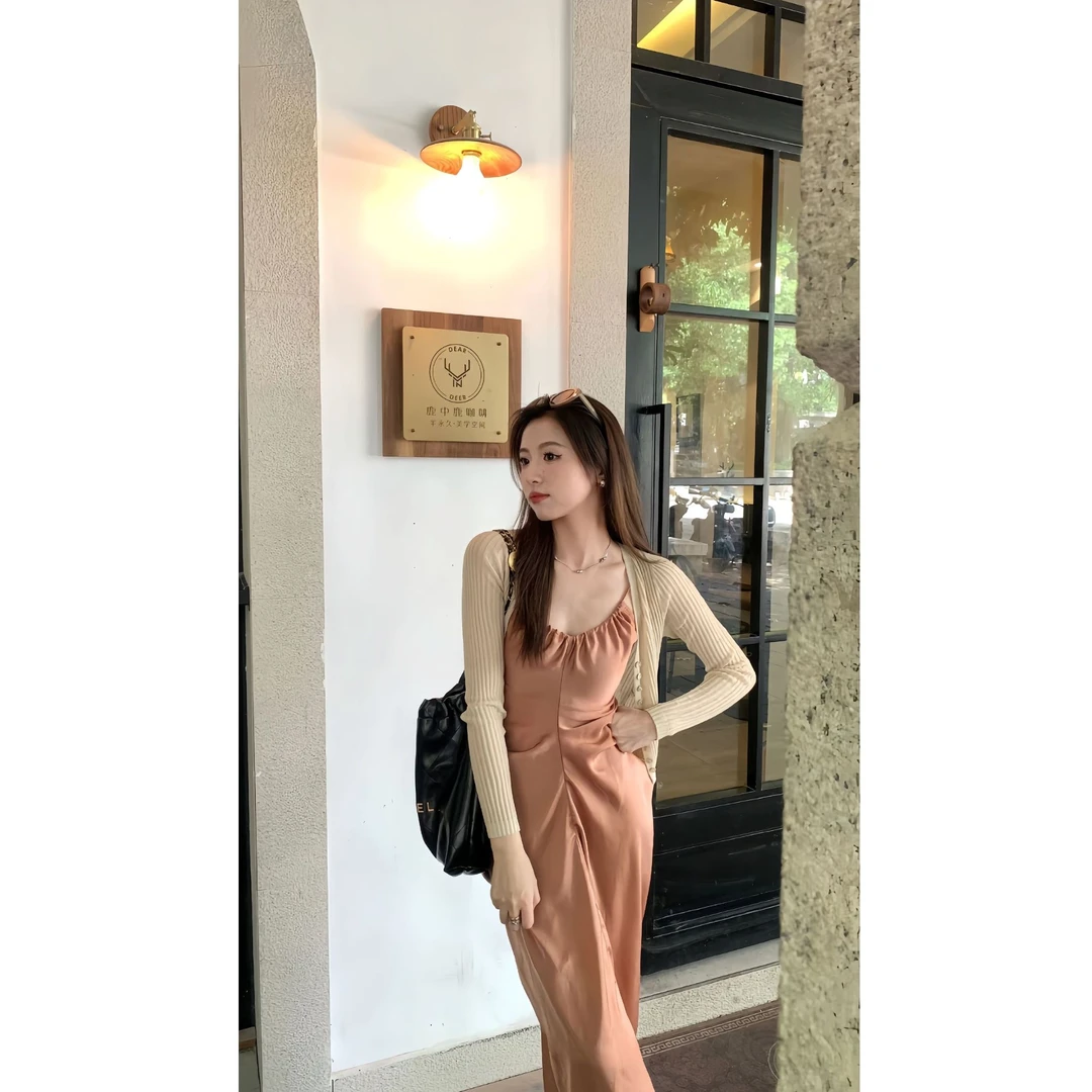 2025秋季新款时尚百搭针织开衫内搭设计感露背气质垂感收腰连衣裙