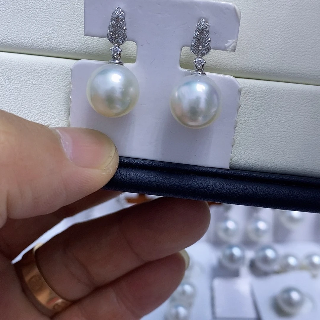 18K金镶嵌海水珍珠耳饰