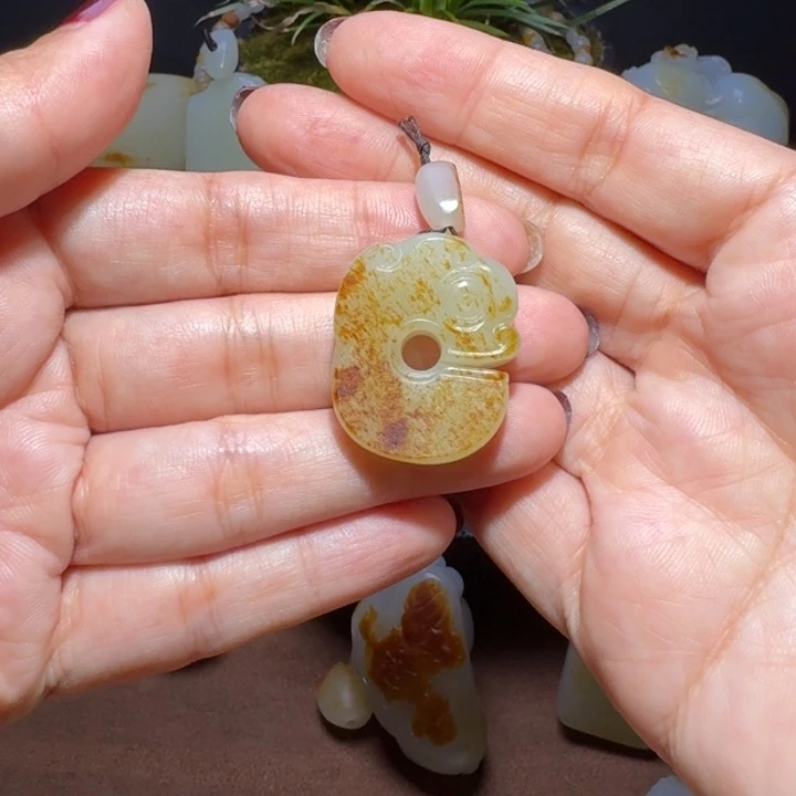 我***国和田玉未镶嵌颈饰