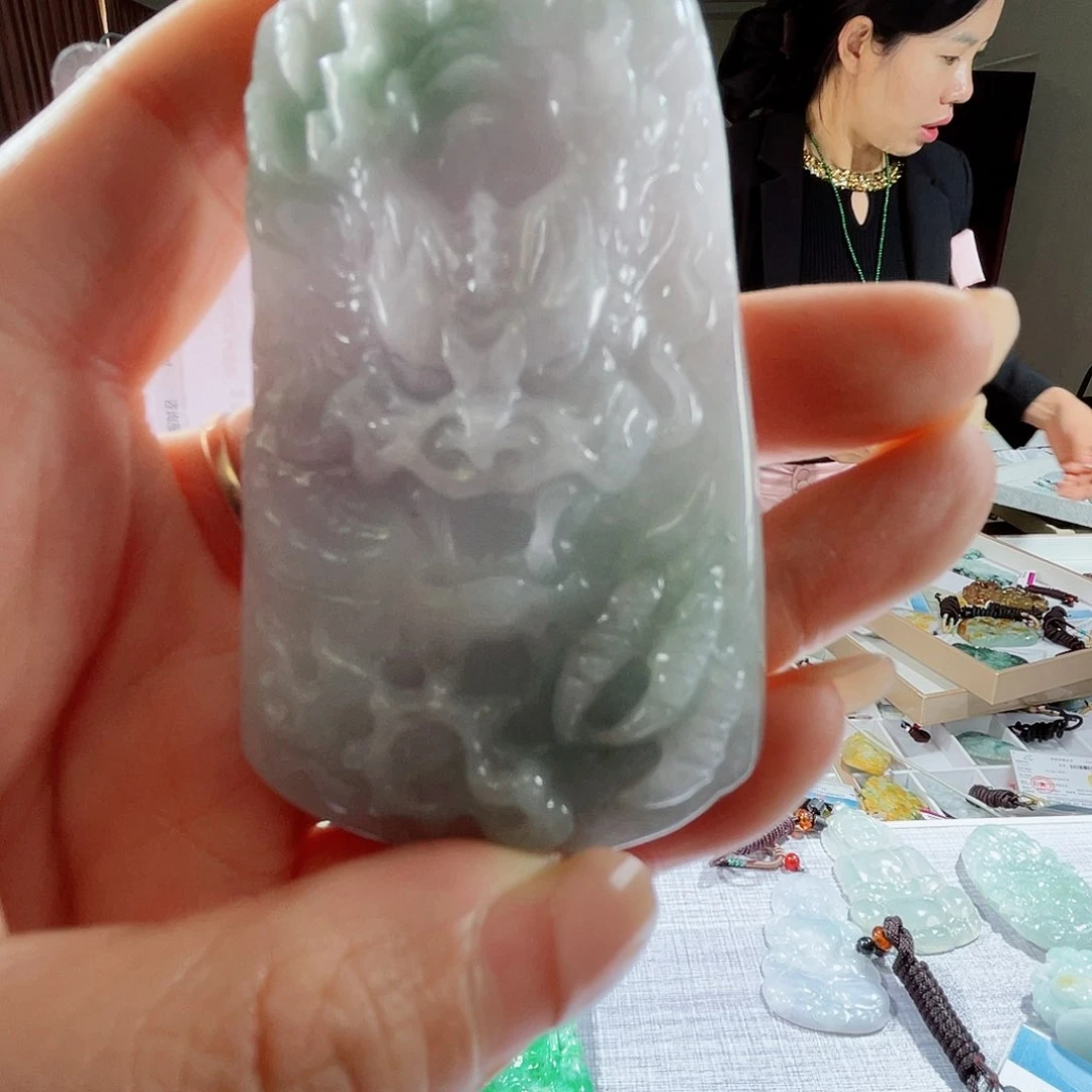 翡翠未镶嵌颈饰一个